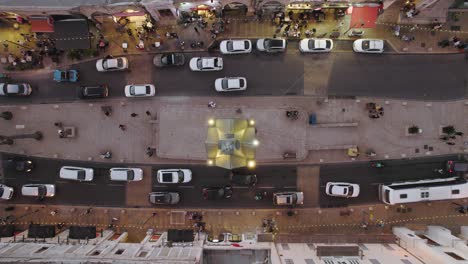 lámparas de tiempo de arriba hacia abajo vista de la torre del reloj de jaffa mientras los automóviles y peatones pasan por #008