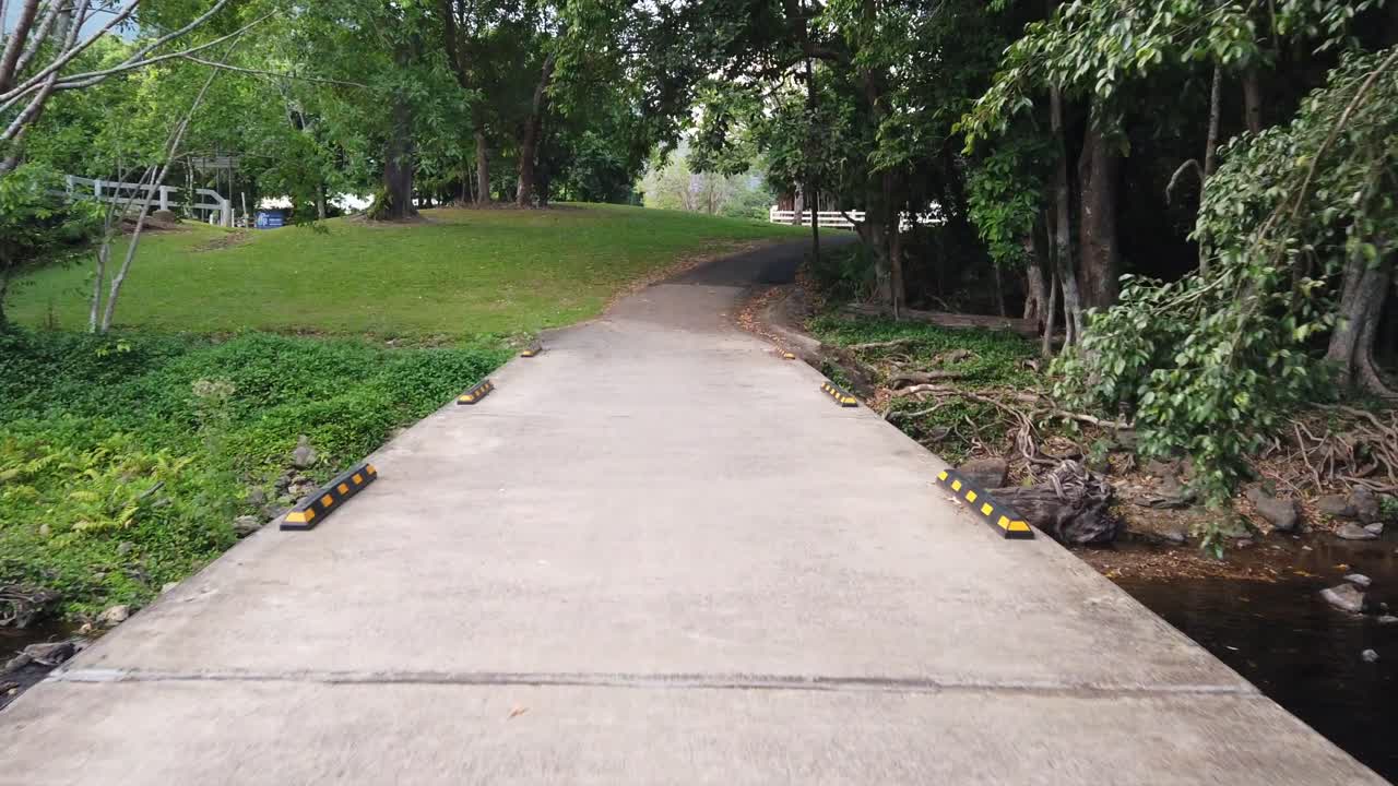 cruzando un arroyo en un puente de paseo