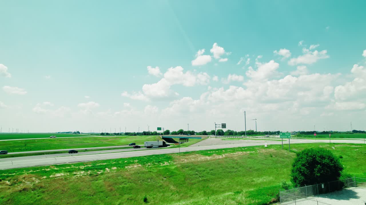 미국 인디애나 주에 있는 i-65 고속도로에 있는 리 트럭의  촬영.