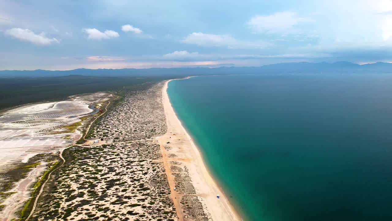 바하 캘리포니아 쉬르 멕시코의 로스 카보스 근처 푼타 아레나스 만 반대 방향에서 무인 항공기 촬영