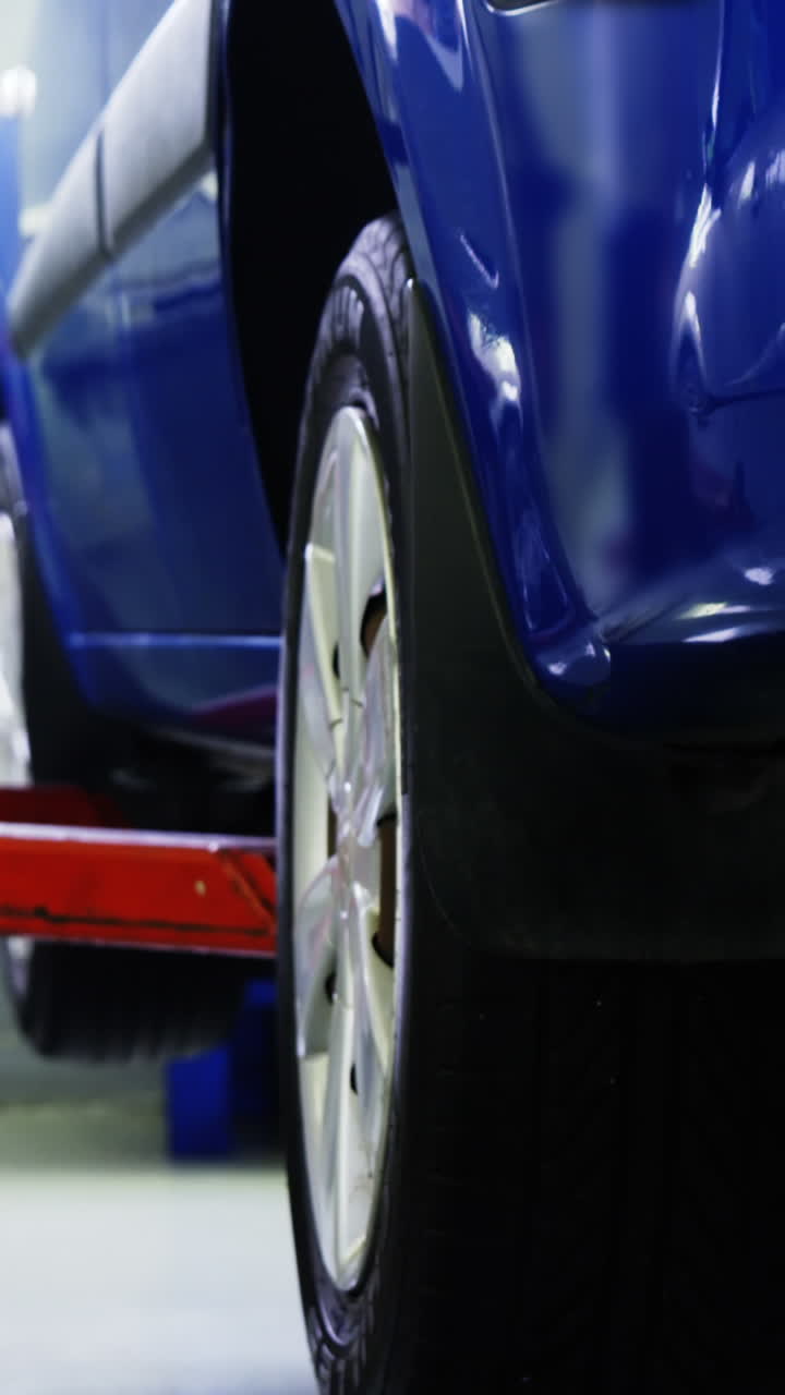 plataforma hidráulica dejando subir un coche