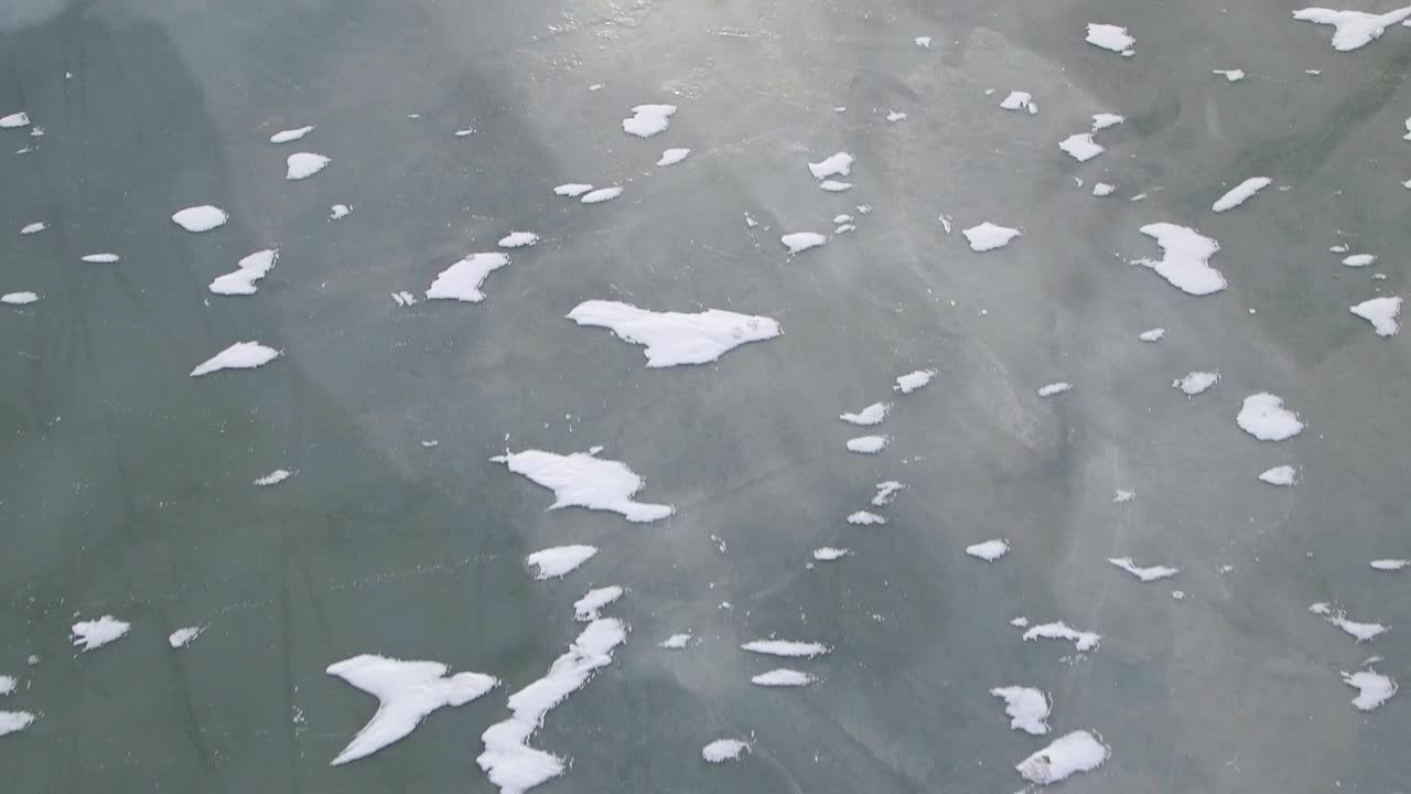 얼어붙은 바다는 두꺼운 얼음 층으로 여 있습니다.