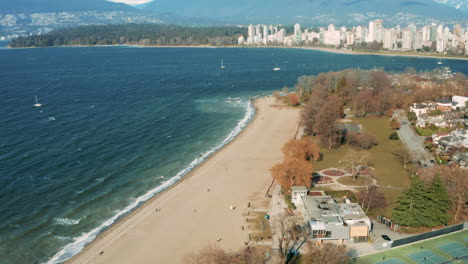 vista panorámica aérea de drones sobre la playa de kitsilano en vancouver, columbia británica