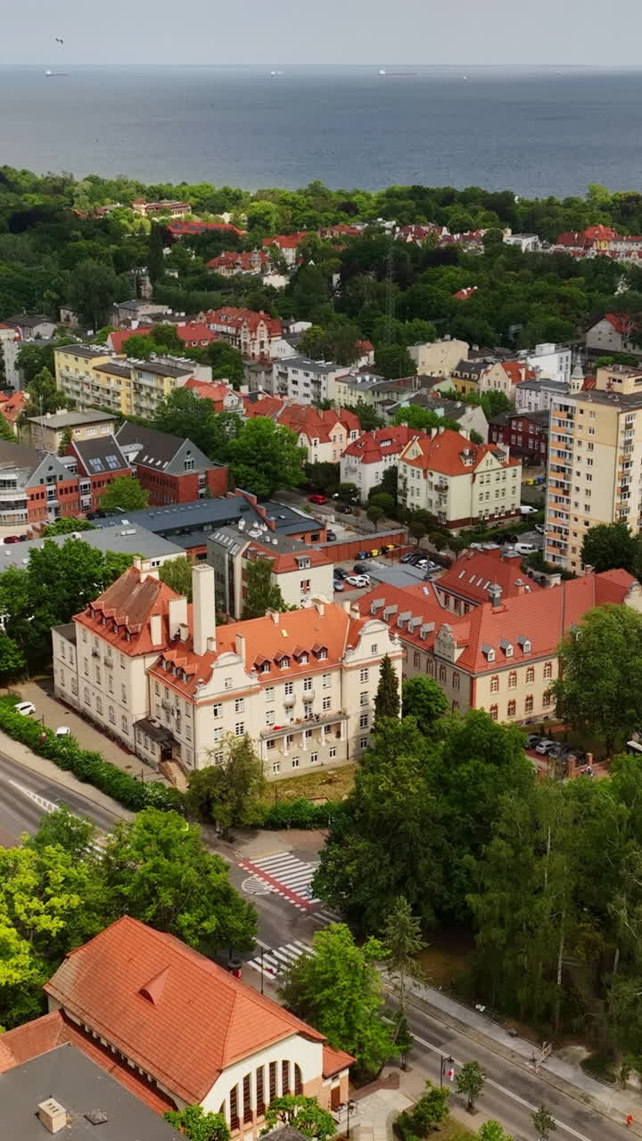 Ripresa aerea verticale con drone lateralmente sopra le strade di Sopot, Polonia in una giornata estiva
