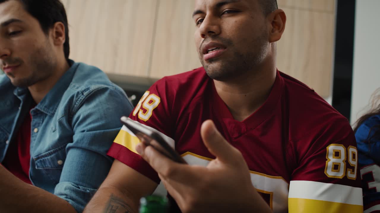 joven muy sorprendido con un teléfono en la mano