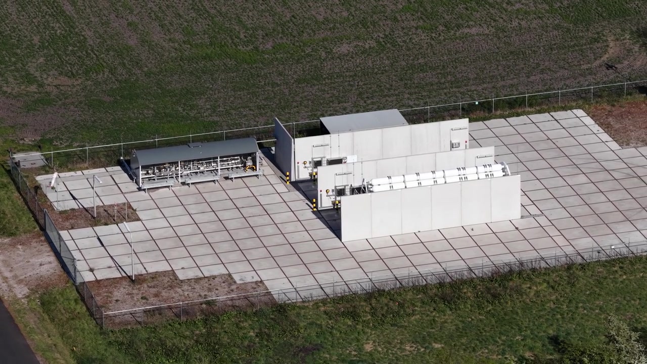 Droneudsigt over en brintudladningsstation i Hoogeveen, der forsyner hjem som en del af den hollandske overgang fra naturgas til ren energi
