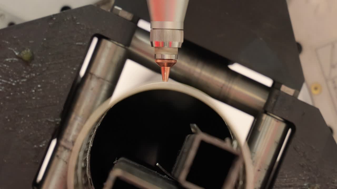 corte láser cnc de metal, tecnología industrial moderna.