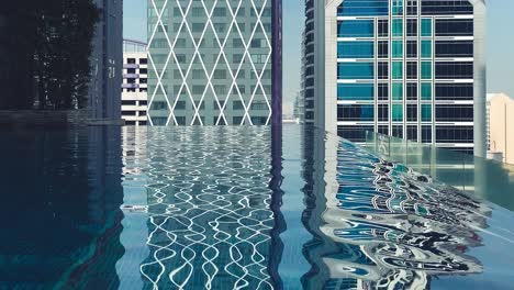 Reflejos-De-Piscina,-Súper-Reflejo-Con-Un-Toque-De-Tonos-Azules