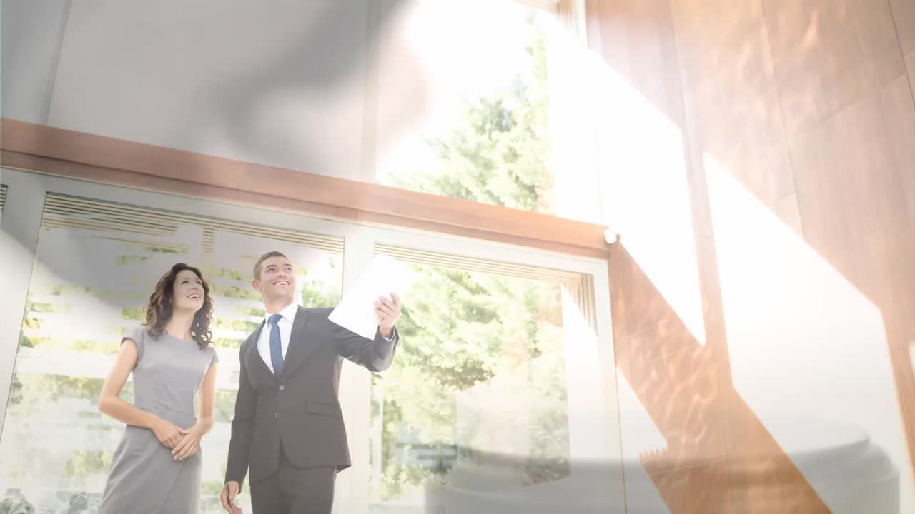 새로운 집에 서 있는 커플의 디지털 애니메이션 4k