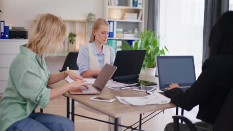 compañeras de trabajo que trabajan en la oficina