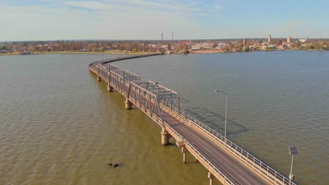 Sobre-El-Puente-Yarrawonga-Mulwala-Con-La-Ciudad-De-Yarrawonga-Al-Fondo