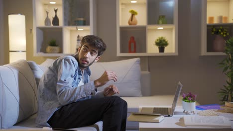hay un ladrón en la casa por la noche. el hombre tiene miedo.