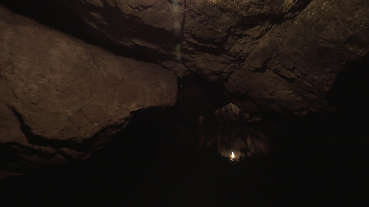 excursión en las cuevas de trang an bai en barco a hanoi, vietnam