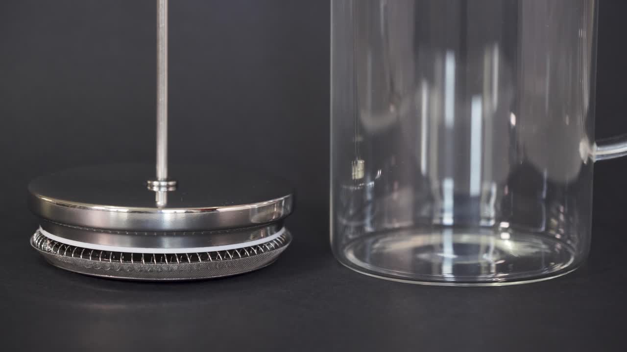 근접 촬영 - 원두 커피로 프렌치 프레스 채우기