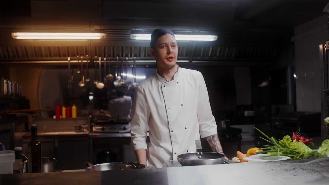 cocinero en una cocina profesional
