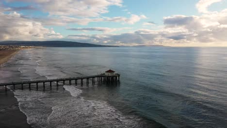 Vista-Aérea-De-Drones-Al-Atardecer-De-La-Playa-De-Manhattan,-California