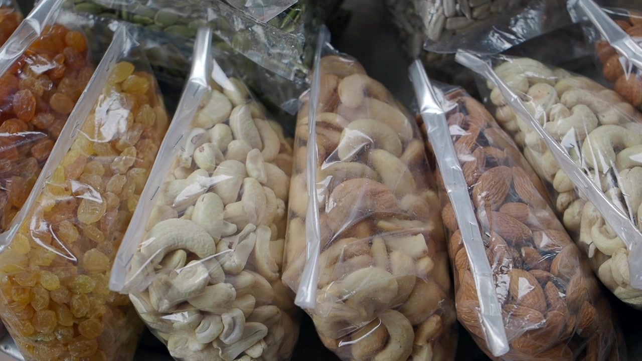 Frutos secos variados y frutas deshidratadas envasados en bolsas de plástico