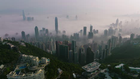 Toma-Amplia-De-Niebla-Matutina-Costera-Baja-Sobre-El-Horizonte-De-Hong-Kong