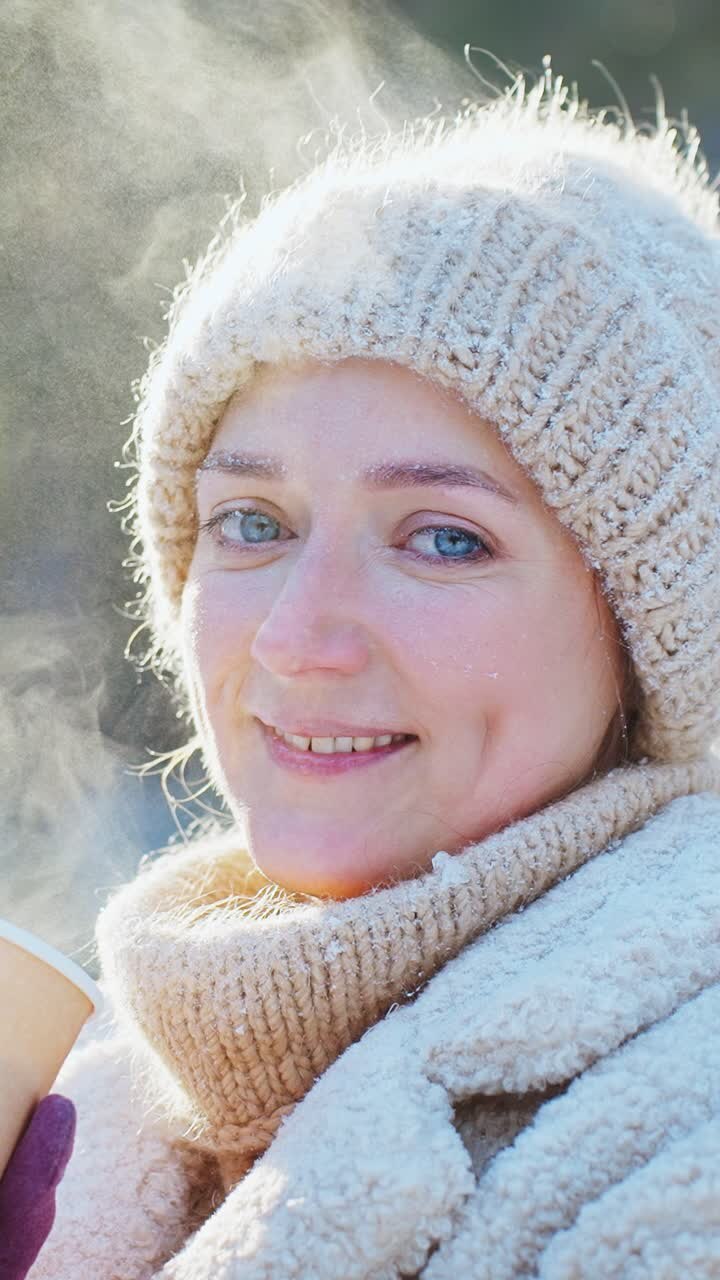 Donna che beve caffè all'aperto in inverno