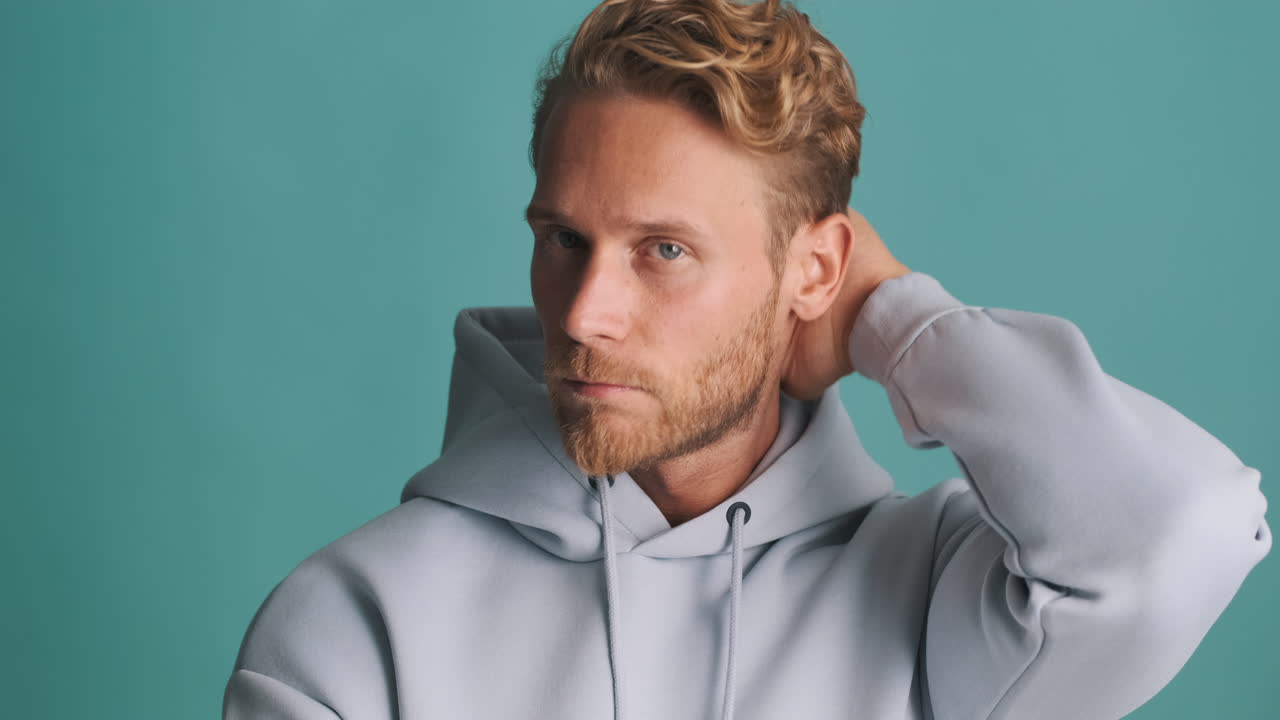 serio posando como modelo