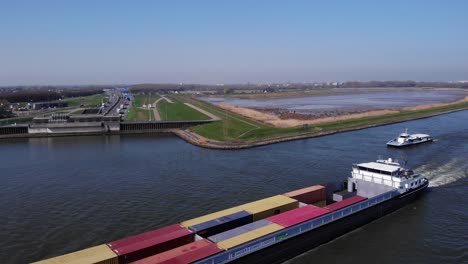 buque que transporta contenedores intermodales en river noord, países bajos