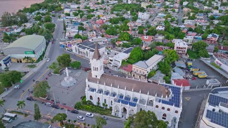 Kathedrale-Von-San-Pedro-De-Macorís,-Symbolträchtige-Tempel-Von-San-Pedro-De-Macorís-In-Der-Dominikanischen-Republik