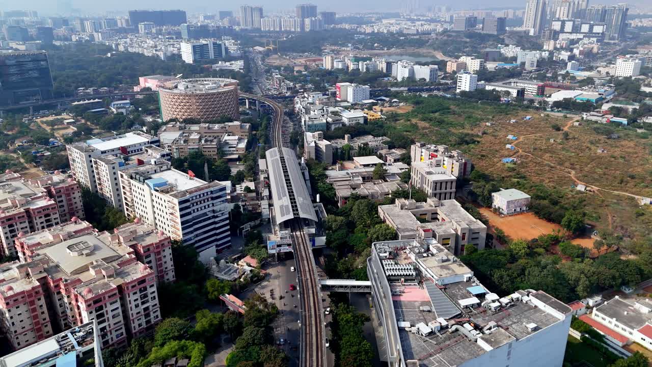 Pemandangan drone dari tengara yang menjulang—ekspansi vertikal Hyderabad yang terekam di tengah pembangunan, memadukan arsitektur modern dengan cakrawala kota yang padat.
