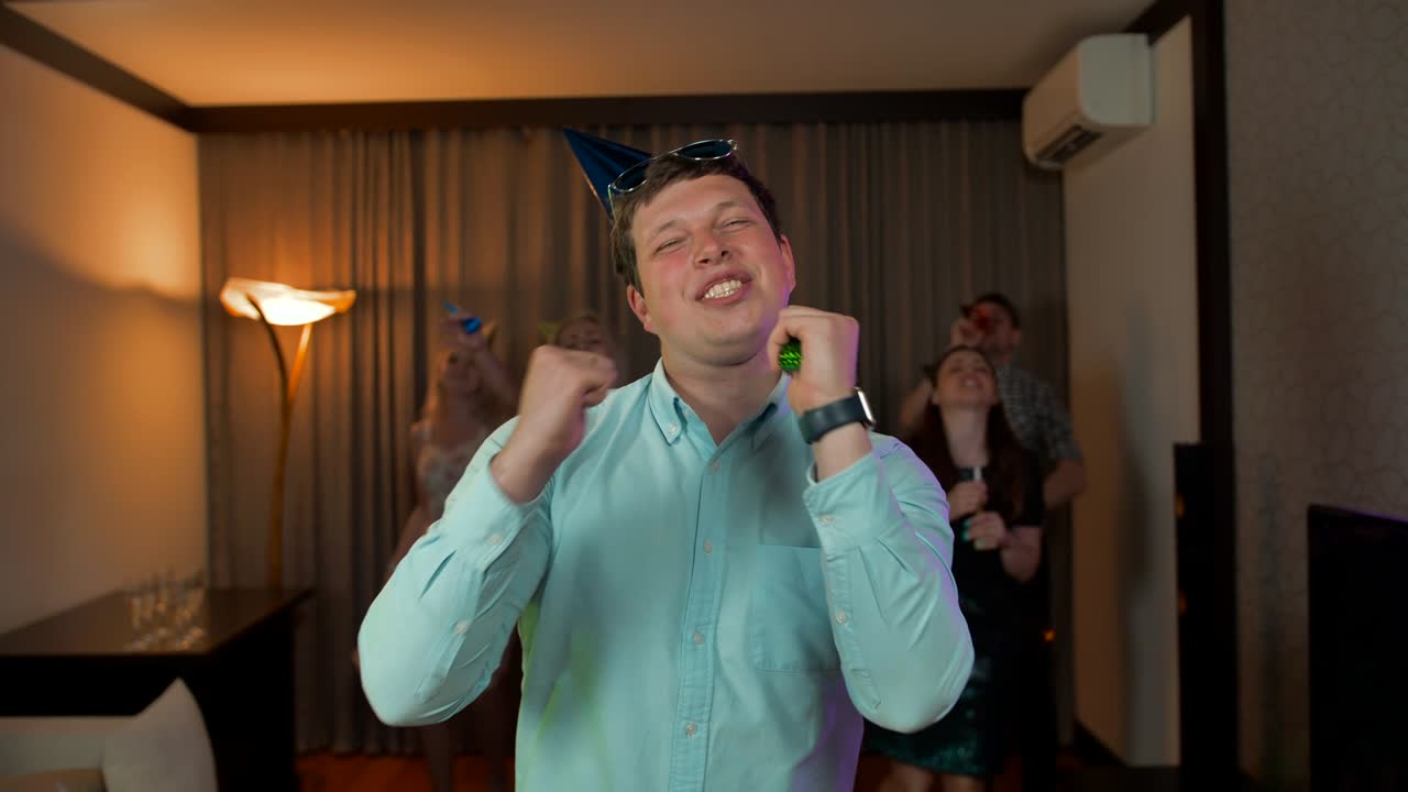 행복한 남자가 당신을 축하합니다. 그의 친구들, 남자들, 소녀들은 그레이터에 합류합니다.