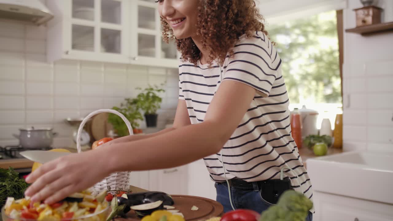 Mulher cozinhando e ouvindo música ao mesmo tempo/Rzeszow/Polônia