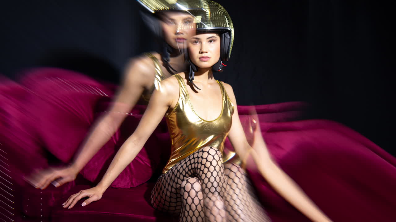 여성이 거울 공 토끼 귀로 포즈를 취합니다.