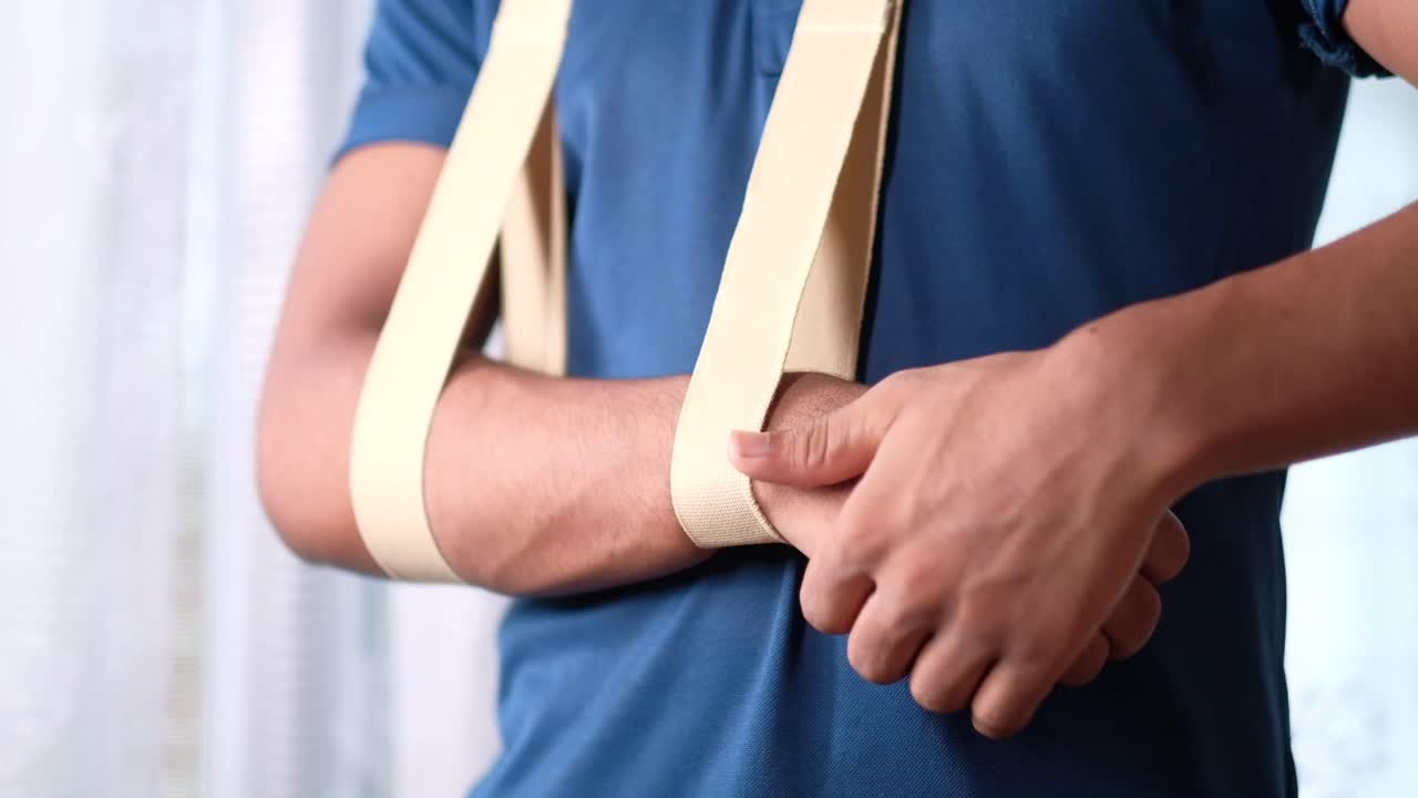 persona con una correa para el brazo