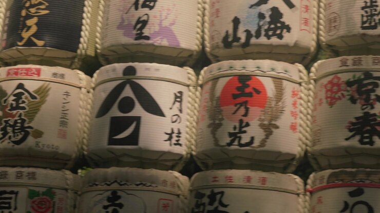 Botti di sake decorative esposte presso un tradizionale santuario o tempio giapponese in Giappone