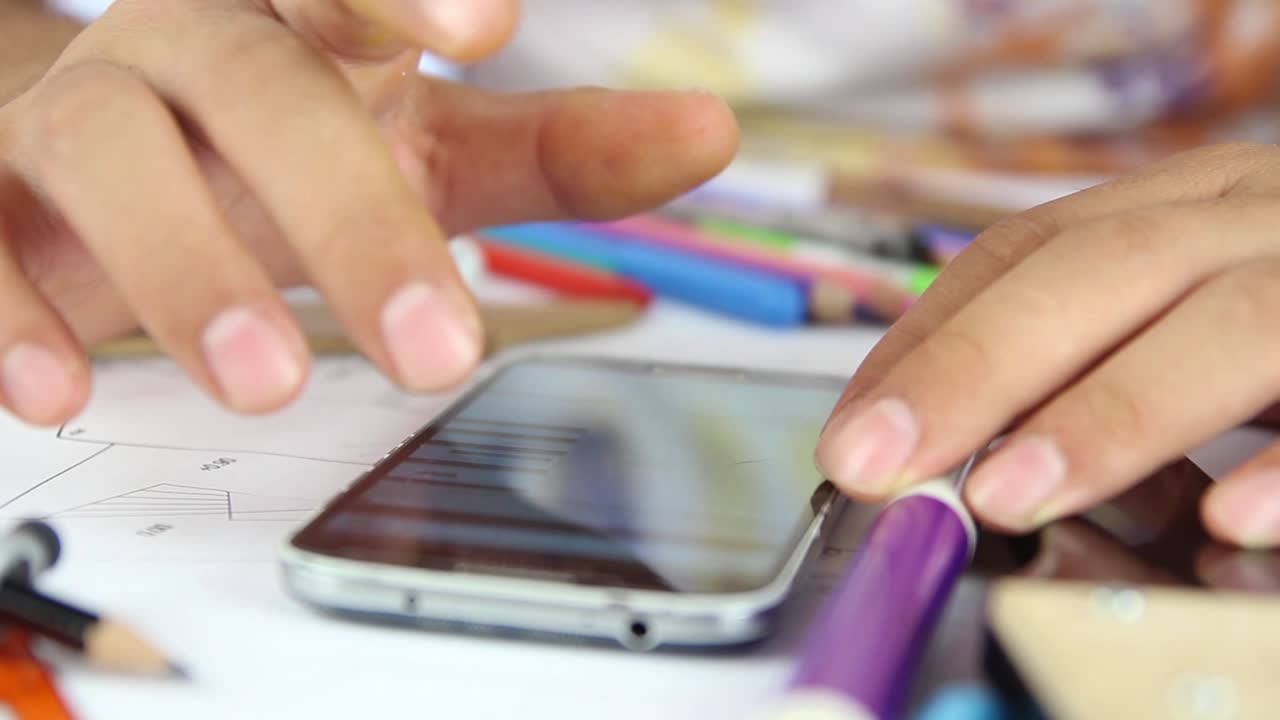 estudiante de arquitecto usando teléfono móvil