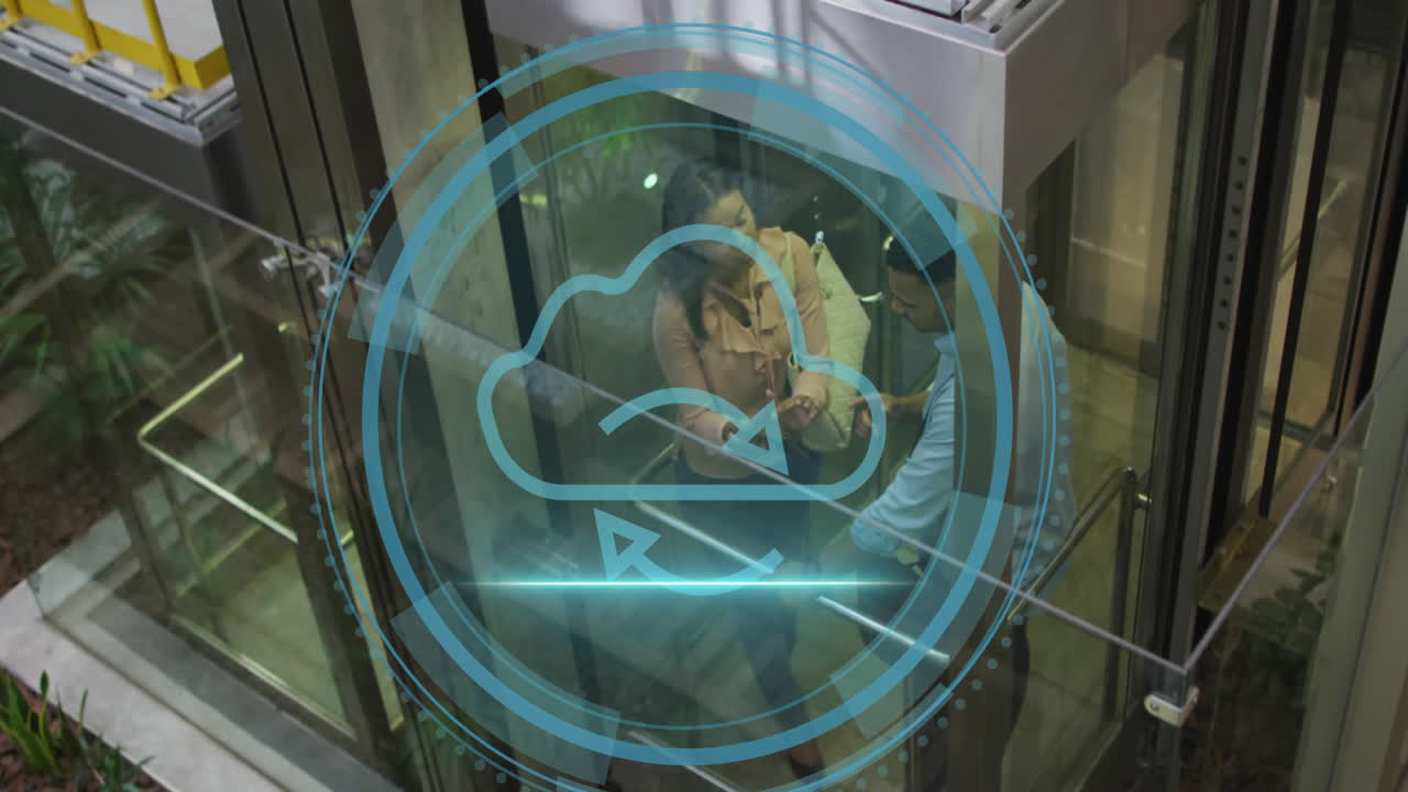 animación del procesamiento de datos de texto de seguridad cibernética sobre diversas personas de negocios en el ascensor