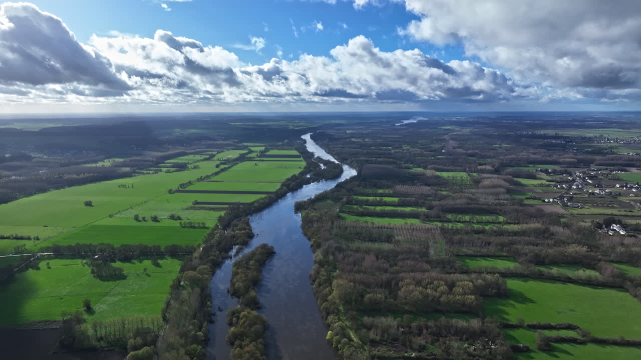descubra el encanto de la orilla del río de beaumont-en-veron a través de impresionantes vistas aéreas.