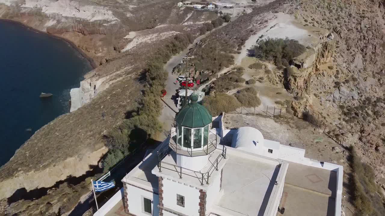 drone aéreo 4k volando sobre el hermoso faro santorini grecia