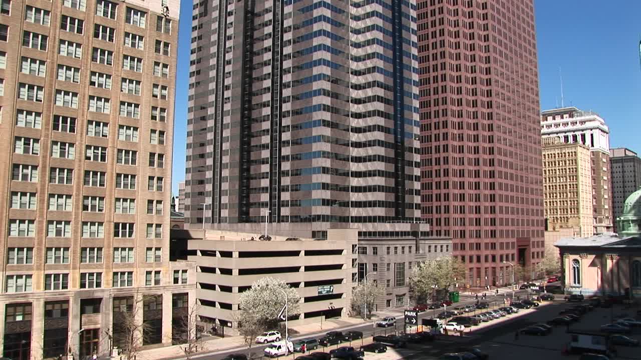 카메라가 여러 고층 건물의 꼭대기까지 패닝합니다.