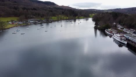 Filmische-Luftaufnahmen-Von-Fell-Foot-On-Lake-Windermere,-Einem-Park-Am-Seeufer-Mit-Atemberaubendem-Blick-Auf-Die-Cumbrian-Mountains