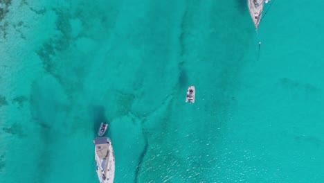 Luftaufnahme-Von-Oben-Nach-Unten-Mit-Drohnenansicht-Des-Kristallklaren-Wassers-Der-Bahamas-Mit-Schnorchlern-Und-Beibooten