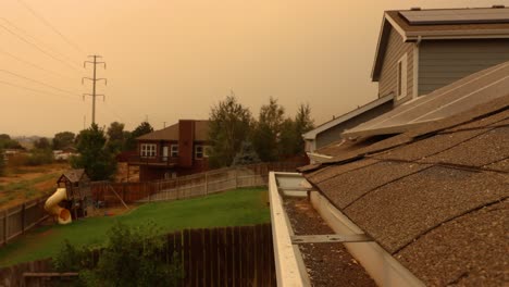 lluvia de cenizas de un cielo lleno de humo mientras los bosques de colorado arden durante la pandemia de covid de 2020