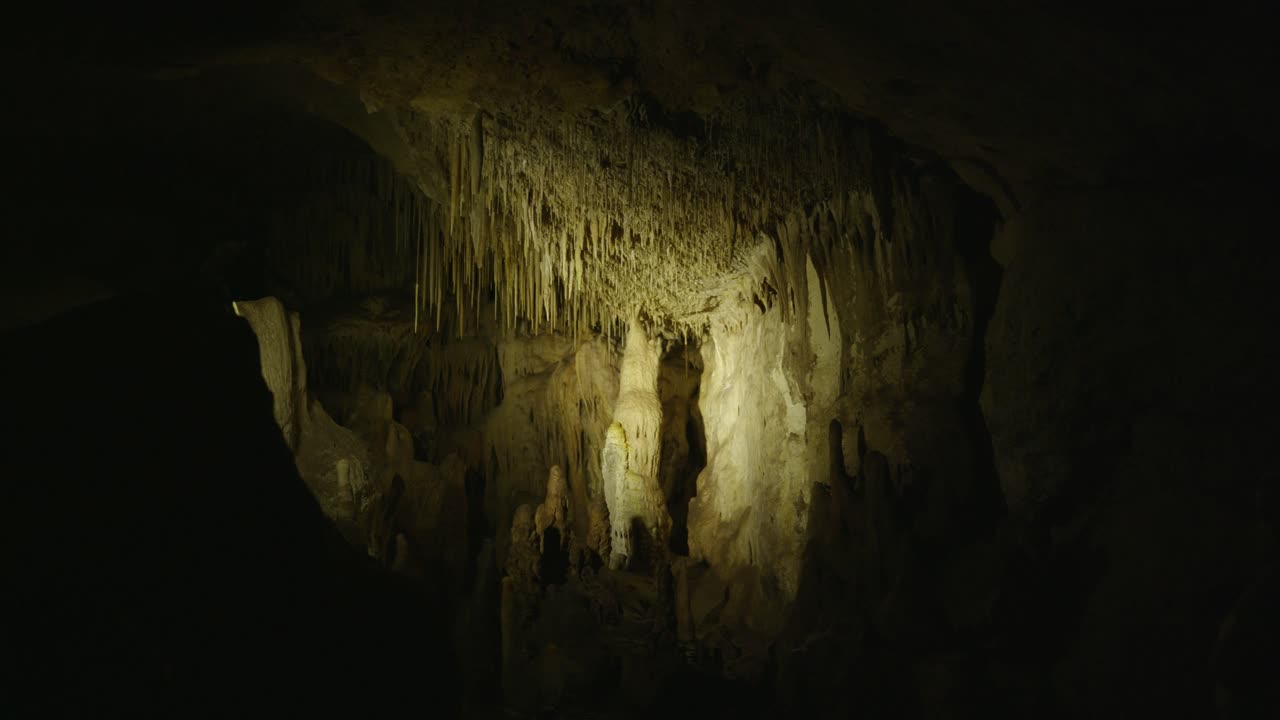 estalactitas y estalagmitas en una cueva