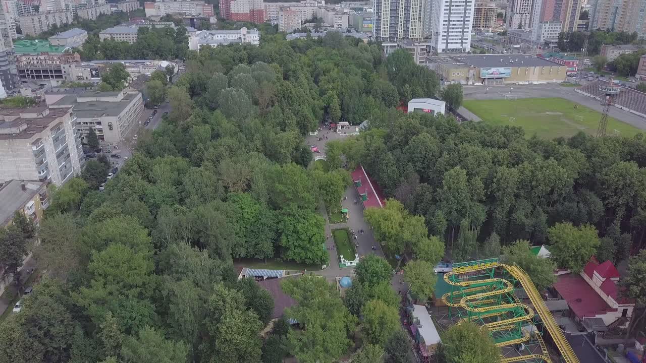 парк в городе с воздуха