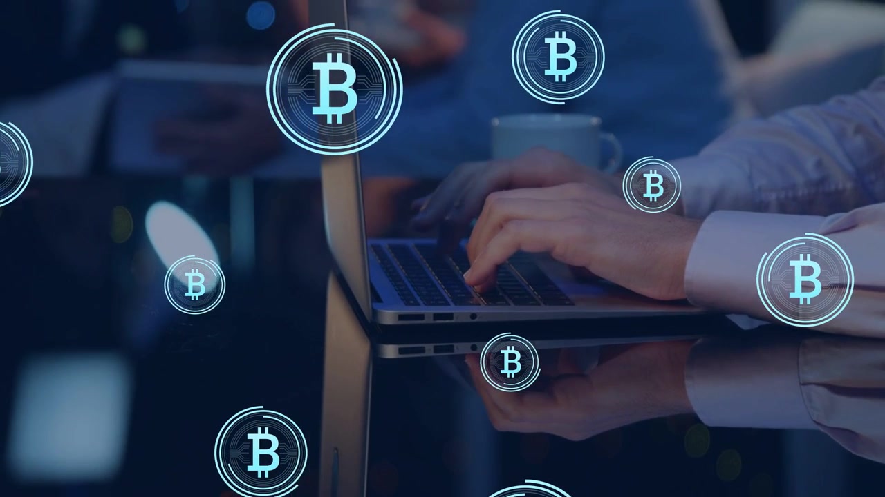Hænder taster på bærbar computer, sender flydende Bitcoin-ikoner, der overlapper hænder, der viser kryptohandler