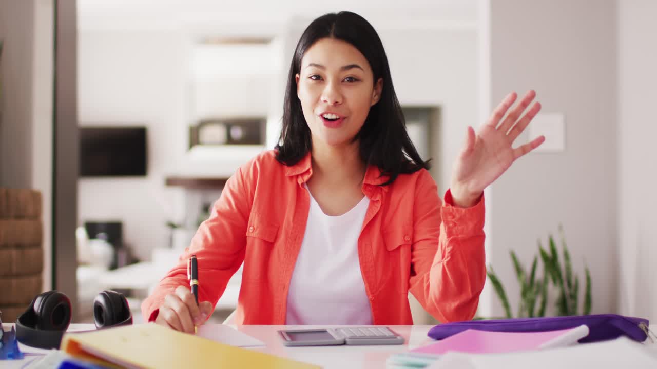 집에서 비디오 통화에서 검은 머리카락을 가진 미소 짓는 두 인종 여성의 비디오
