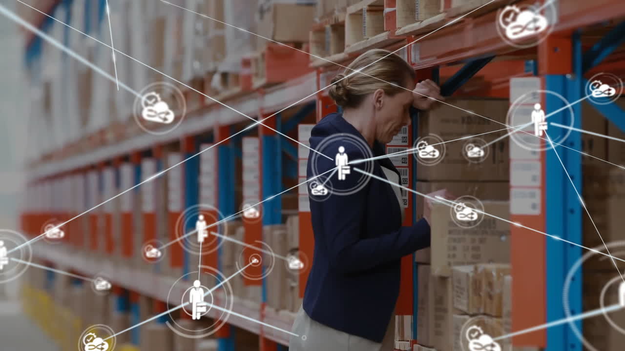 анимация сети бизнеса и облачных икон над грустной женщиной-менеджером на складе