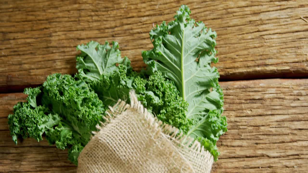 verduras de hoja verde envueltas con textil 4k