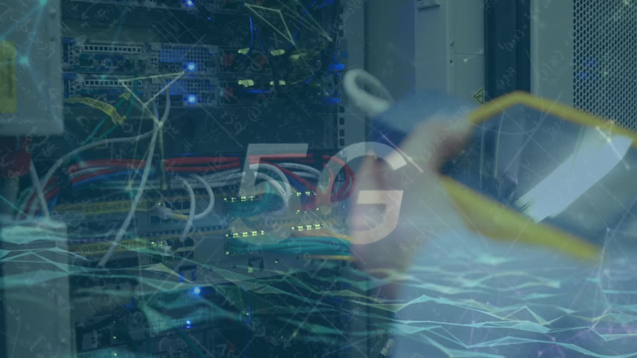 animación de procesamiento de datos y texto 5g sobre trabajador caucásico en la sala de servidores