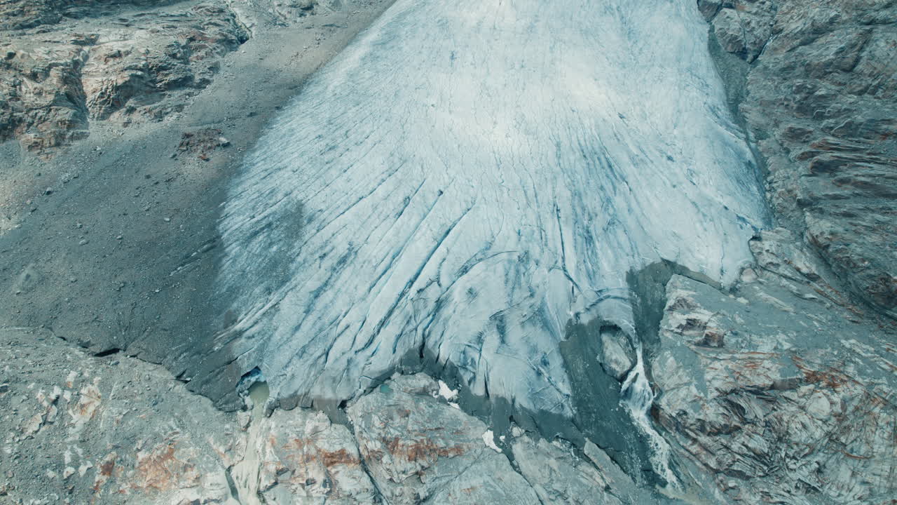 알프스의 기후 변화로 인해 아래 호수에서 녹는 빙하에서 나오는 거대한 폭포, 펠라리아 큰 폭포는 빙하 가장자리에서 내려오고, 아래 산과 호수의 위에서 아래로 바라볼 수 있습니다.