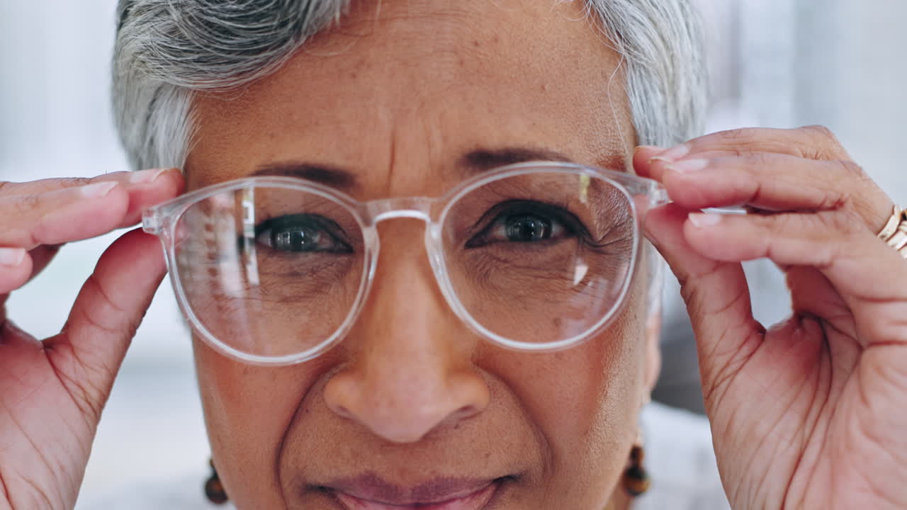 gafas, comprobación de compras y cara de mujer mayor