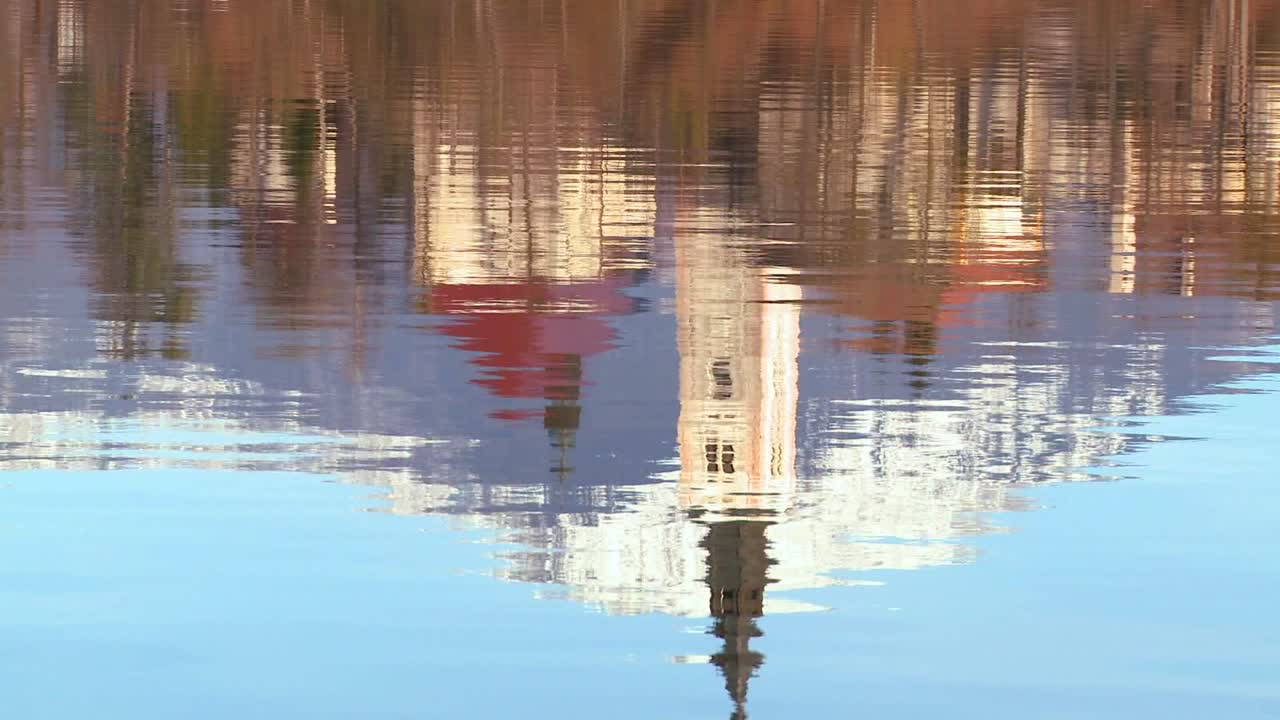 슬로베니아 블레드 호수에 교회 첨탑이 비친 모습